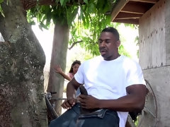 Mamada, Morena, Estilo perrito, Corridas faciales, Interracial, Tetas naturales, Al aire libre, Montar