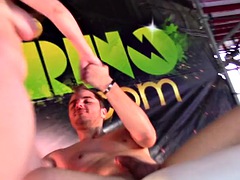 Grosse bite, Sucer une bite, Tir de sperme, Hard, Public