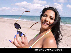 ビキニ, 茶髪の, エロ熟女, イく瞬間, 人妻の, ラティーナ, 淫乱熟女