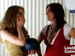 Gros seins, Brunette brune, Fétiche, Fétiche des pieds, Lesbienne, Léchez, Dénudage, Adolescente
