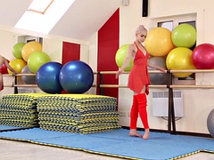 Enthousiasteling, Lieveling, Blond, Flashing, Sportzaal, Openbaar, Alleen, Tieten likken