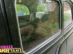 Leie, Braunhaarige, Auto, Frau, Hardcore, Küssen, Lesbisch, Öffentlich