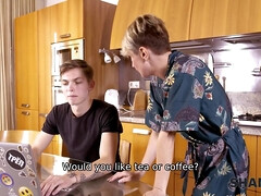 Blond, Hd, Keuken, Moeder die ik wil neuken, Naakt, Kort haar, Zoon, Kousen