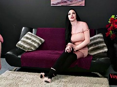 Brunette brune, Homme nu et filles habillées, Femme dominatrice, Fétiche, Lingerie