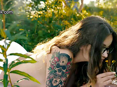 18, デカパイ, バック, 手コキする, キス, アウトドア, パンティ, タトゥー