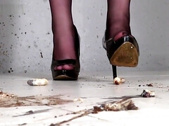 beautiful milf crushing bug