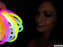 18, デカチン, デカパイ, 茶髪の, 手コキする, なめる, オナニー, ティーン