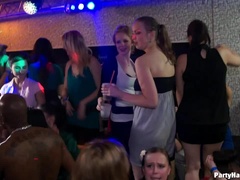 Zwart, Pijpbeurt, Sperma in gezicht, Interraciaal, Feest, Zuigen, Swinger, Tieten likken