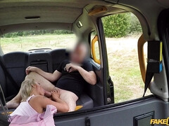 Arsch, Blasen, Auto, Verrückt, Milf, Kurzes haar, Titten, Nass