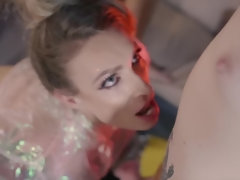 Leie, In den arsch, Blondine, Würgen, Behaart, Muschi, Tätowierung, Flotter dreier