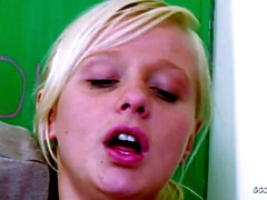 Grosser schwanz, Entjungferung, Schwanz, Aufs gesicht abspritzen, Grossvater, Riesenschwanz, Jungendliche (18+), Flotter dreier