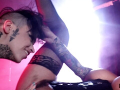 Cul, Lécher le cul, Brunette brune, Face assise, Poilue, Piercing, Chatte, Tatouage