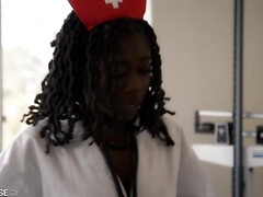 18, フェラチオ, 黒人, 指いじり, 手コキする, ハードコア, 異人種間, ストッキング