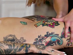 Nana, Gros seins, Lesbienne, Massage, Mère que j'aimerais baiser, Huilée, Tatouage