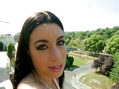 Leie, Grosser arsch, Grosse titten, Braunhaarige, Fingern, Masturbation, Im freien, Entkleiden