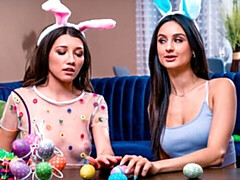 Eliza Ibarra and Maya Woulfe are kissing and fucking in the bedroom