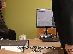 Chérie donne une poule mouillée pour le forage à un agent de crédit méchant