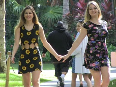 Robe, Fétiche des pieds, Talons, Embrassement, Masturbation, Orgasme, Public, Sous la jupe