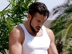 Arschlecken, Bikini, Bisexuell, Aufs gesicht abspritzen, Hardcore, Küssen, Pool, Tätowierung