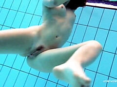 18, お尻, デカ尻, デカパイ, フェティッシュ, プール, 一人, ティーン