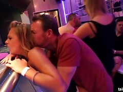 Grosse titten, Blasen, Vollbusig, Klassisch, Gruppe, Lingerie, Strümpfe, Titten