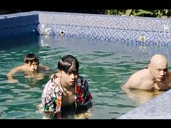 Gros seins, Sucer une bite, Brunette brune, Chinoise, Groupe, Hard, Fête, Piscine