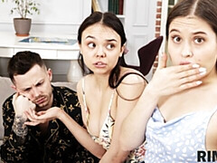 Anaal, Grote kont, Pijpbeurt, Bruinharig, Hondjeshouding, 1 man 2 vrouwen, Tiener, Tieten likken