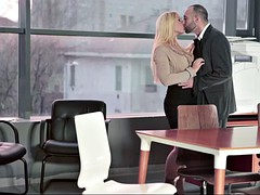 Blondine, Pummelig, Besamung, Büro, Höschen, Reiten, Verführt, Tätowierung