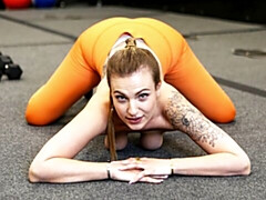 18 jahre, Grosser arsch, Grosser schwanz, Blasen, Braunhaarige, Hundestellung, Sporthalle, Dürr