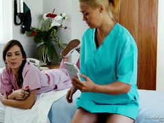 Blond, Bruinharig, Lesbisch, Likken, Moeder die ik wil neuken, Natuurlijke tieten, Doordringend, Uniformpje