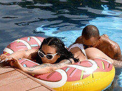 Grosse bite, Sucer une bite, Interracial, Embrassement, De plein air, Piscine, Transsexuelle, Tatouage
