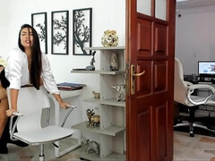 Grote mammen, Rondborstig, Sperma in mond, Sperma shot, Hardcore, Latijnse vrouw, Kantoor, Tieten likken