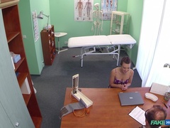 Sucer une bite, Médecin, Lesbienne, Léchez, Bureau, Chatte, Uniforme, Voyeur