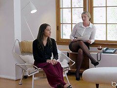 Grosse titten, Blondine, Gesichtssitzen, Lesbisch, Büro, Zierlich, Muschi, Realität