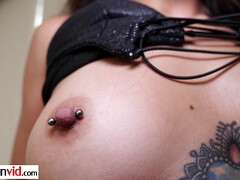 In den arsch, Grosser schwanz, Grosse titten, Braunhaarige, Schwanz, Natürlich, Natürlichen titten, Nippel