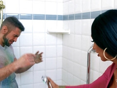 Anal, Salle de bains, Gros seins, Plantureuse, Fille latino, Transsexuelle, Tatouage, Nénés