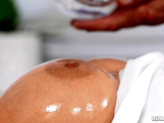 Tetas grandes, Tetona, Polla, Pies, Aceite, Perforación, Coño, Tetas