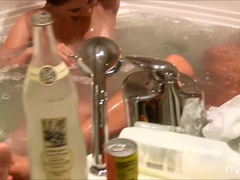 Анальный секс, Пальцем, Поцелуи, Мастурбация, Оргазм, На публике, Соло, Игрушки