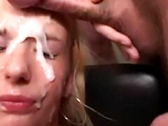 18 jahre, Leie, Blasen, Viele männer bespritzen eine frau, Spermaladung, Aufs gesicht abspritzen, Orgie, Ablutschen
