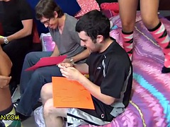 Enthousiasteling, Grote mammen, Pijpbeurt, Groepseks, Groep, Hardcore, Latijnse vrouw, Masturbatie