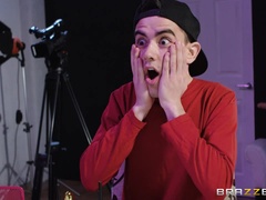 Mamada, Británico, Estilo perrito, Atragantadas, Tacones, Estrella porno, Medias largas, Tatuaje