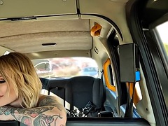 美女, デカチン, 車, 淫乱熟女, アウトドア, 穴開きパンティ, ヤリマン, タトゥー
