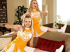 18 años, Rubia, Penetracion con dedos, Besar, Afeitado, Flaco, Estriptis, Adolescente