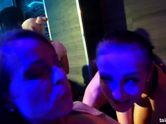 Blondine, Verein, Puppe, Küssen, Lesbisch, Masturbation, Schüchtern, Nass