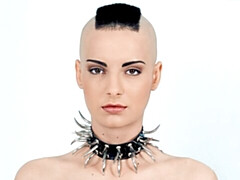 18 ans, Anal, Gros cul, Gros seins, Sucer une bite, En levrette, Le plan cul à quatre, Adolescente