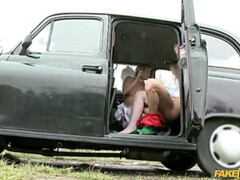 Amateur, Coche, Consolador, Penetracion con dedos, Lamidas, Al aire libre, Pov, Trio