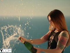 Anaal, Pijpbeurt, Hondjeshouding, Handbeurt, Roodharige vrouw, Strippen, Tatoeage, Tiener