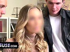 Grosse titten, Blondine, Blasen, Spermaladung, Kehlenfick, Mann mann frau, Reiten, Flotter dreier
