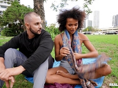 Grote mammen, Pijpbeurt, Bruinharig, Hondjeshouding, Hardcore, Interraciaal, Natuurlijke tieten, Openbaar