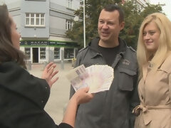 Enthousiasteling, Grote kont, Blond, Pijpbeurt, 1 man 2 vrouwen, Handbeurt, Tatoeage, Trio